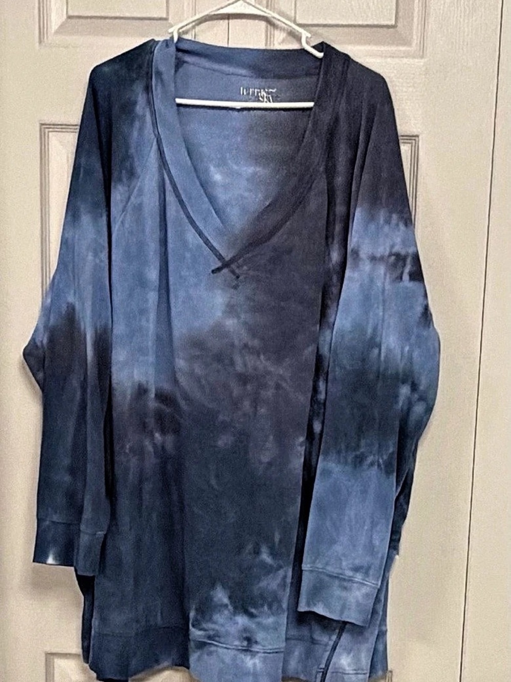 Terra & Sky Women's Tie-Dye Sweatshirt in Blues